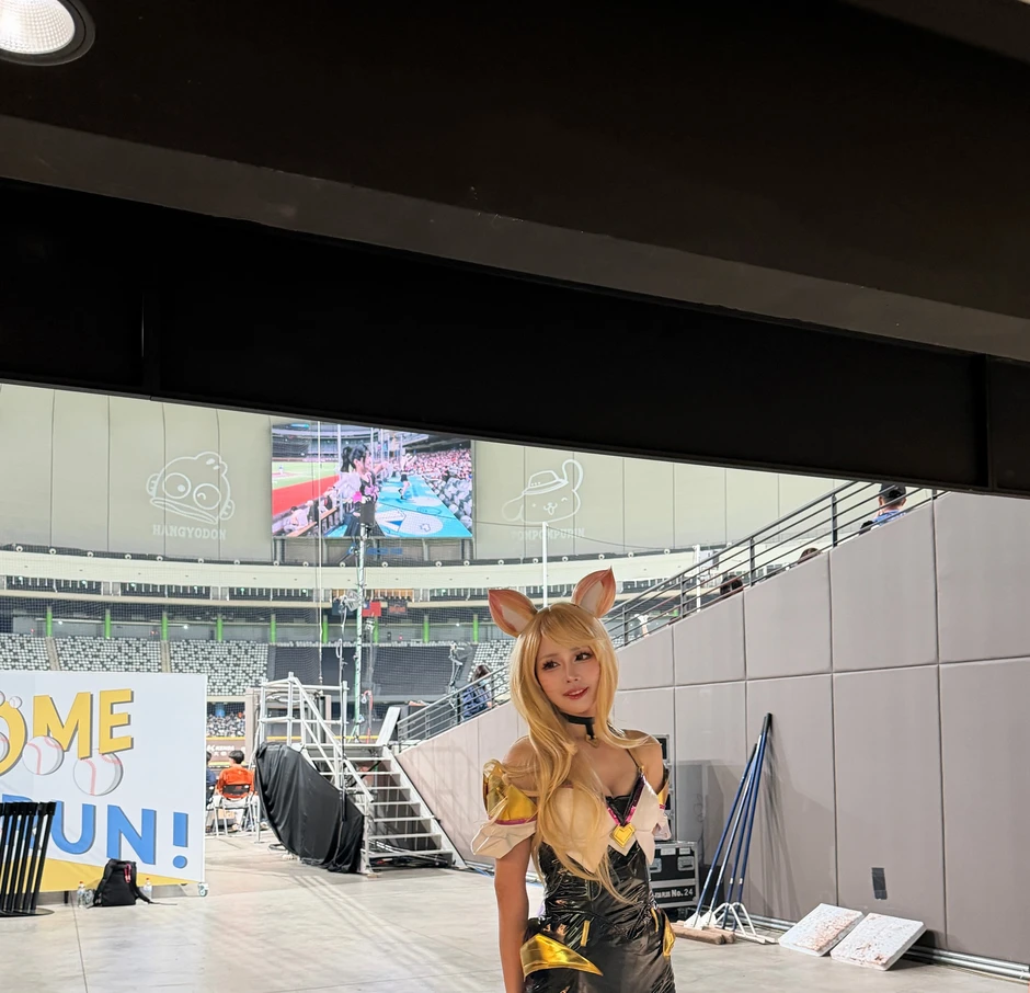 Chị gái Oner bất ngờ cosplay Ahri K/DA đầy quyến rũ