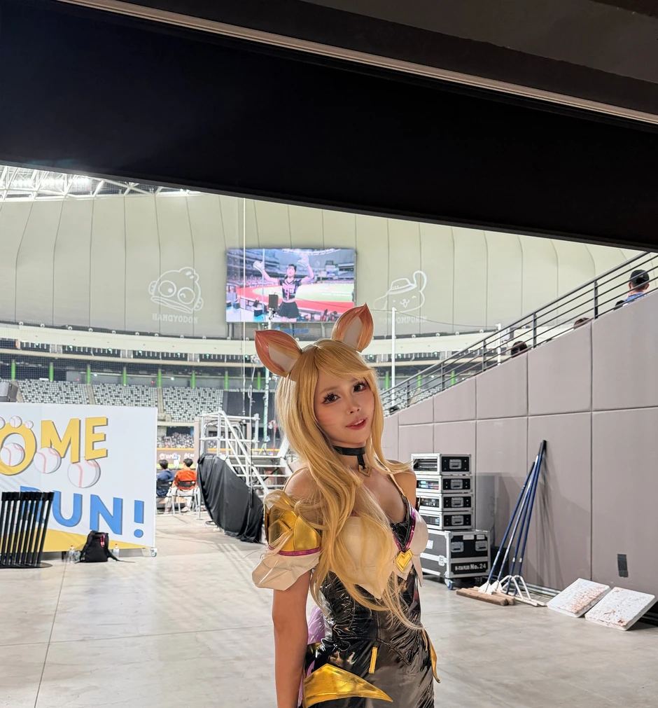 Chị gái Oner bất ngờ cosplay Ahri K/DA đầy quyến rũ