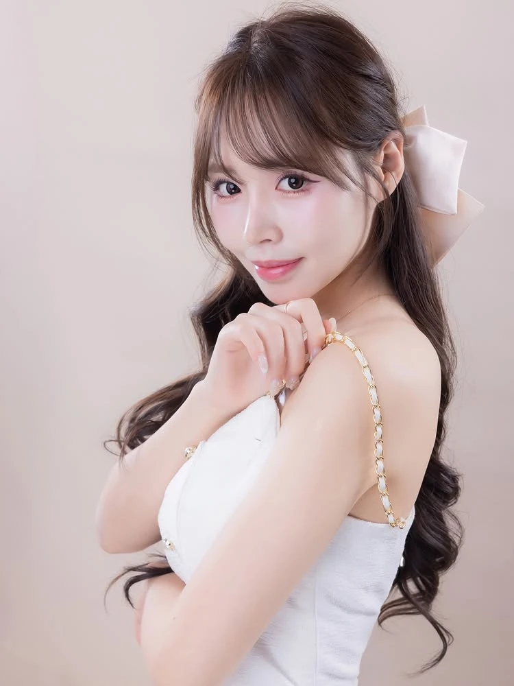 Chị gái Oner bất ngờ cosplay Ahri K/DA đầy quyến rũ