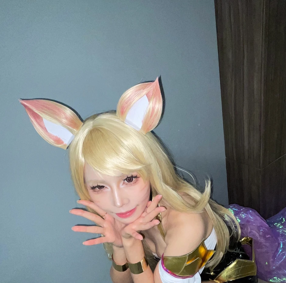 Chị gái Oner bất ngờ cosplay Ahri K/DA đầy quyến rũ