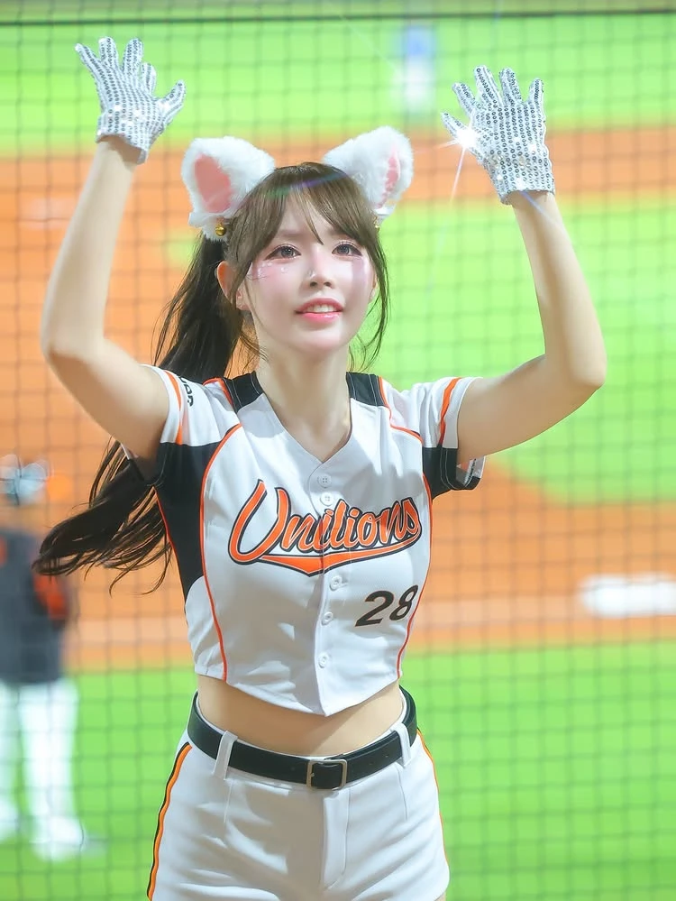 Chị gái Oner bất ngờ cosplay Ahri K/DA đầy quyến rũ