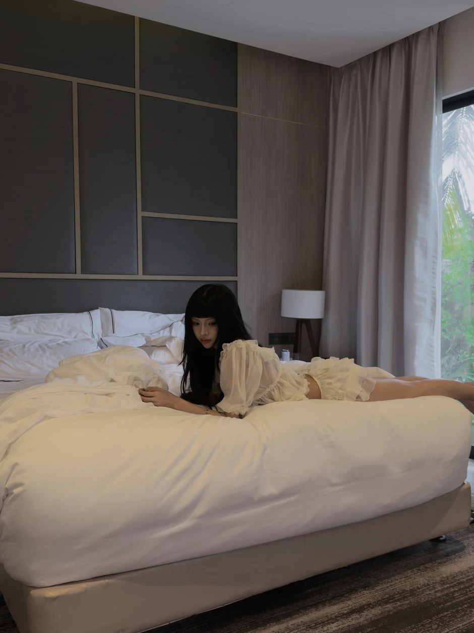Ciin càng ngày càng đẹp, chỉ khoe ảnh thư giãn trên giường cũng đủ khiến CĐM chao đảo vì si mê