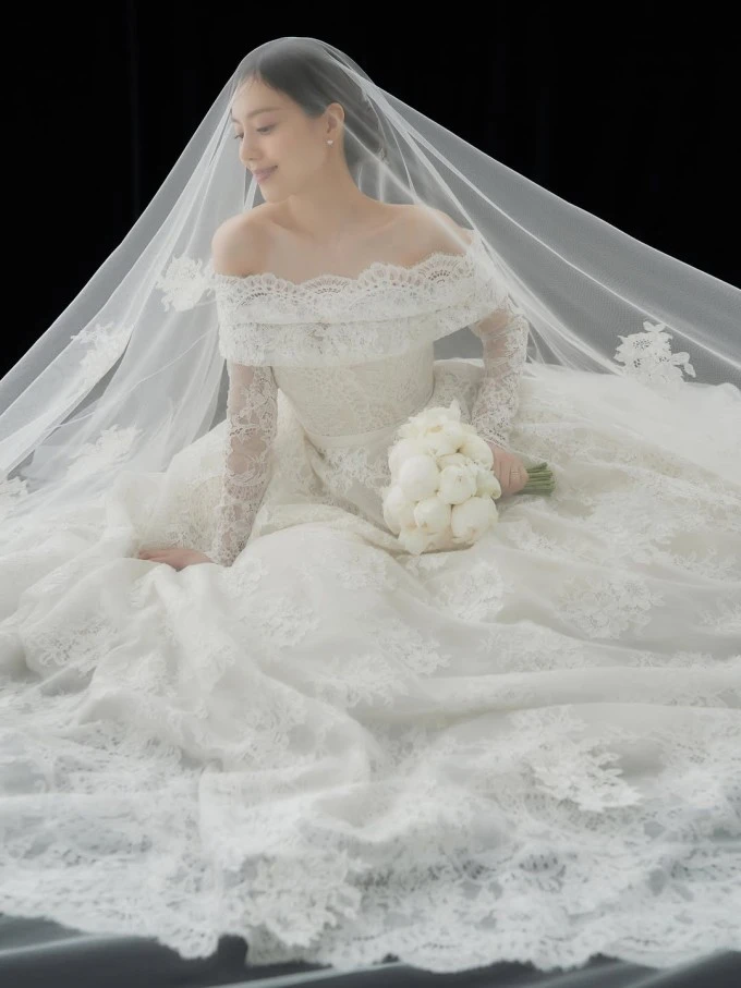 Cô dâu tháng 6 Moon Chae Won khoe ảnh cưới