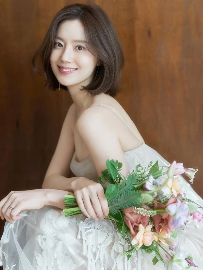 Cô dâu tháng 6 Moon Chae Won khoe ảnh cưới