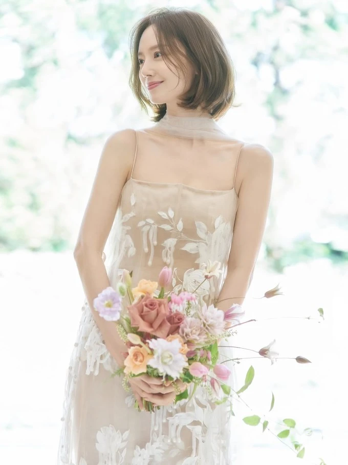 Cô dâu tháng 6 Moon Chae Won khoe ảnh cưới