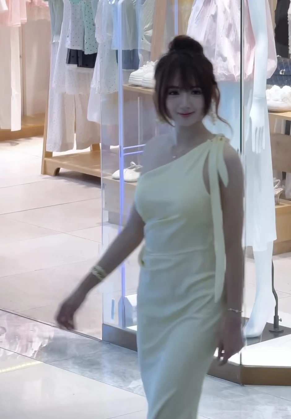 Cô nhân viên quán nước "nổi loạn", hút cả triệu view
