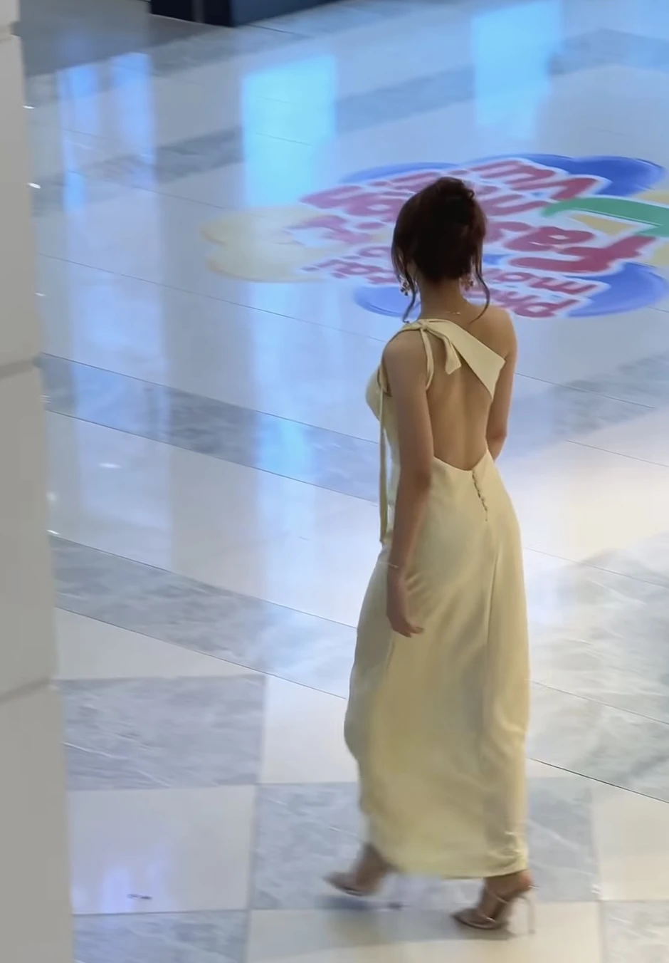 Cô nhân viên quán nước "nổi loạn", hút cả triệu view