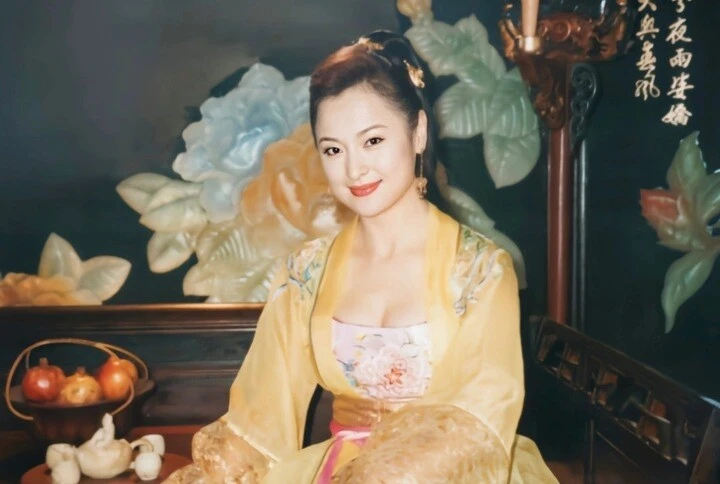 Cuộc sống của mỹ nhân gợi cảm nhất Thiên long bát bộ sau khi lấy chồng tỷ phú Cuộc sống của mỹ nhân gợi cảm nhất Thiên long bát bộ sau khi lấy chồng tỷ phú