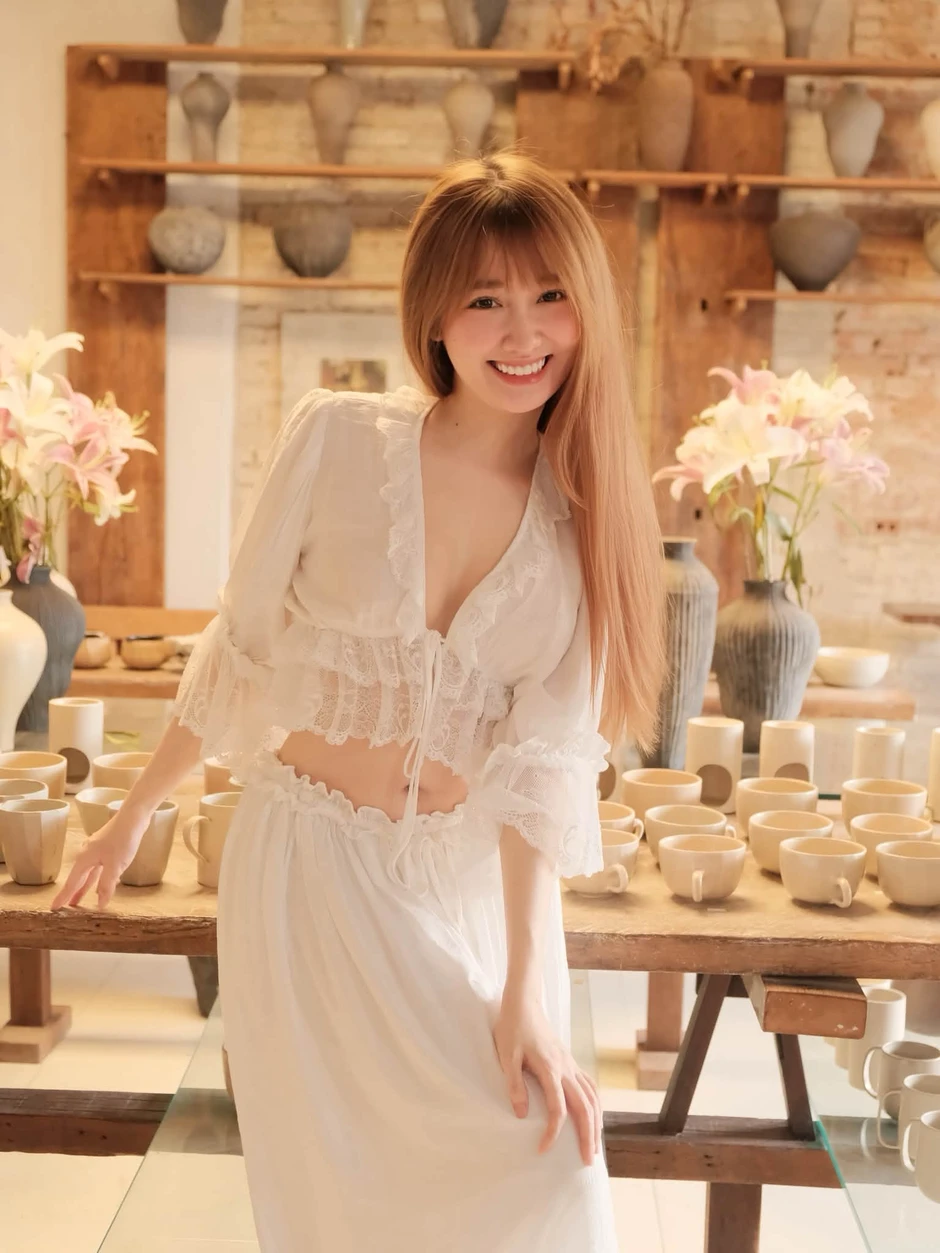 Đi làm gốm nhưng đẹp như thiên thần, cô nàng hot girl bỗng viral đầy bất ngờ Đi làm gốm nhưng đẹp như thiên thần, cô nàng hot girl bỗng viral đầy bất ngờ