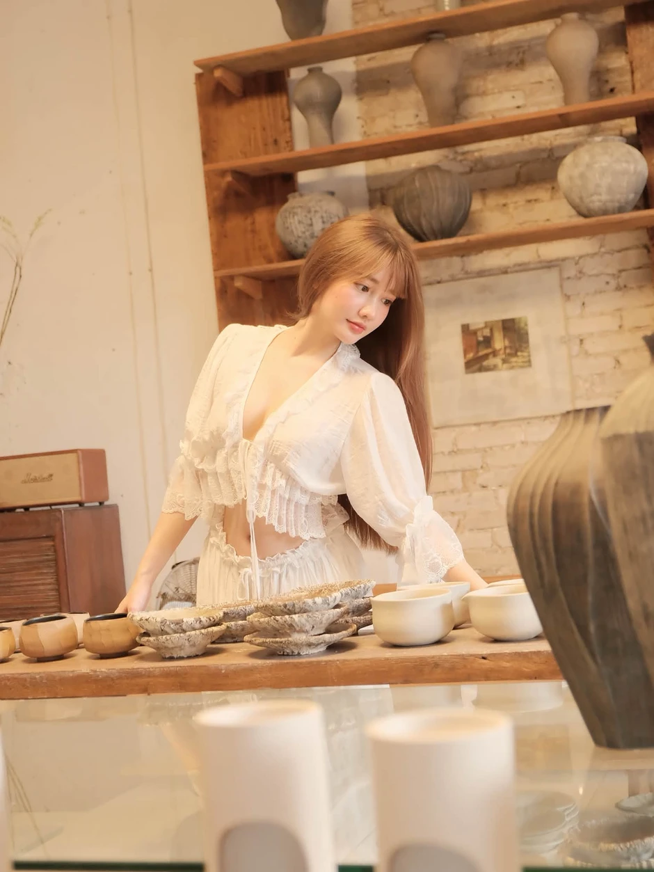 Đi làm gốm nhưng đẹp như thiên thần, cô nàng hot girl bỗng viral đầy bất ngờ Đi làm gốm nhưng đẹp như thiên thần, cô nàng hot girl bỗng viral đầy bất ngờ