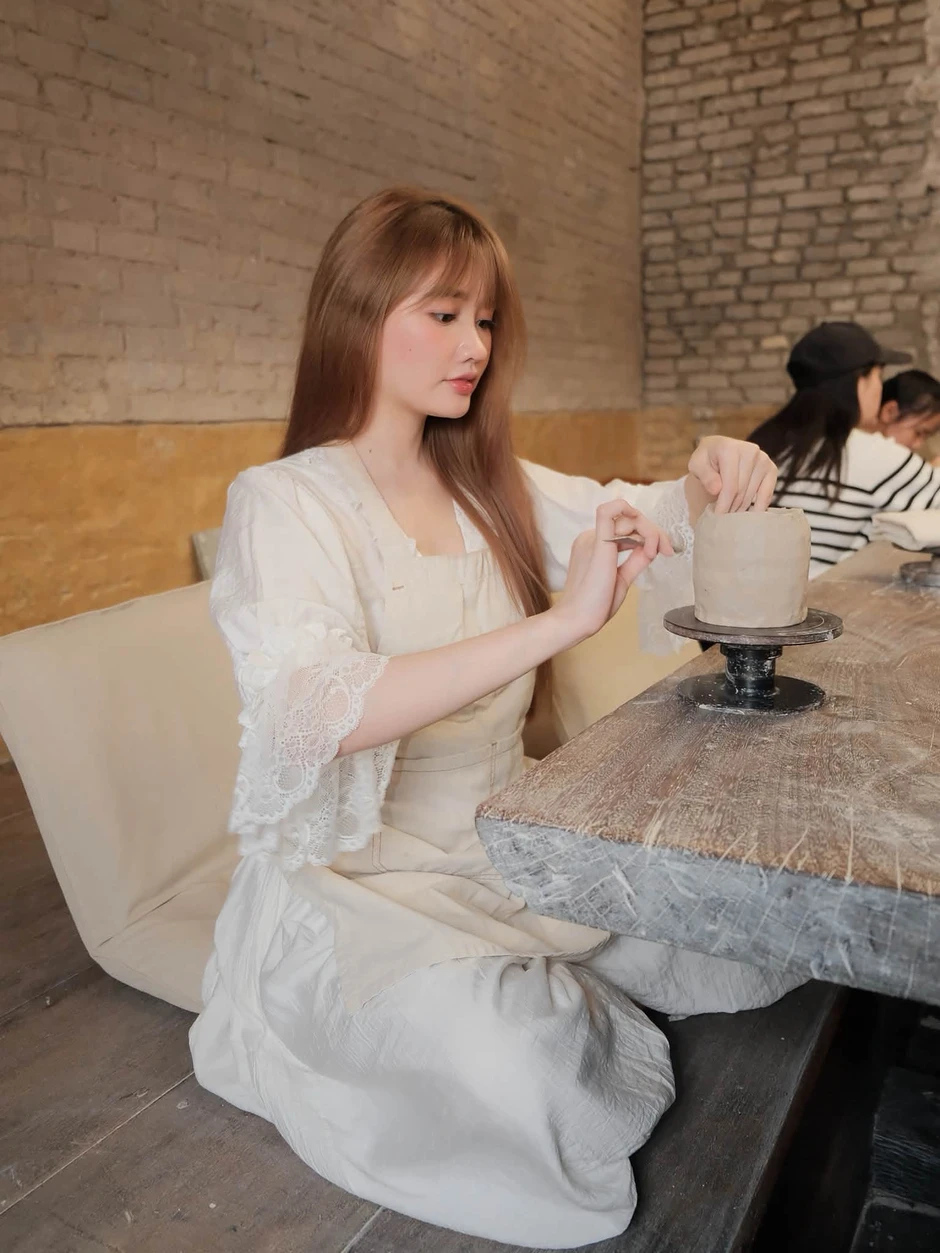 Đi làm gốm nhưng đẹp như thiên thần, cô nàng hot girl bỗng viral đầy bất ngờ Đi làm gốm nhưng đẹp như thiên thần, cô nàng hot girl bỗng viral đầy bất ngờ
