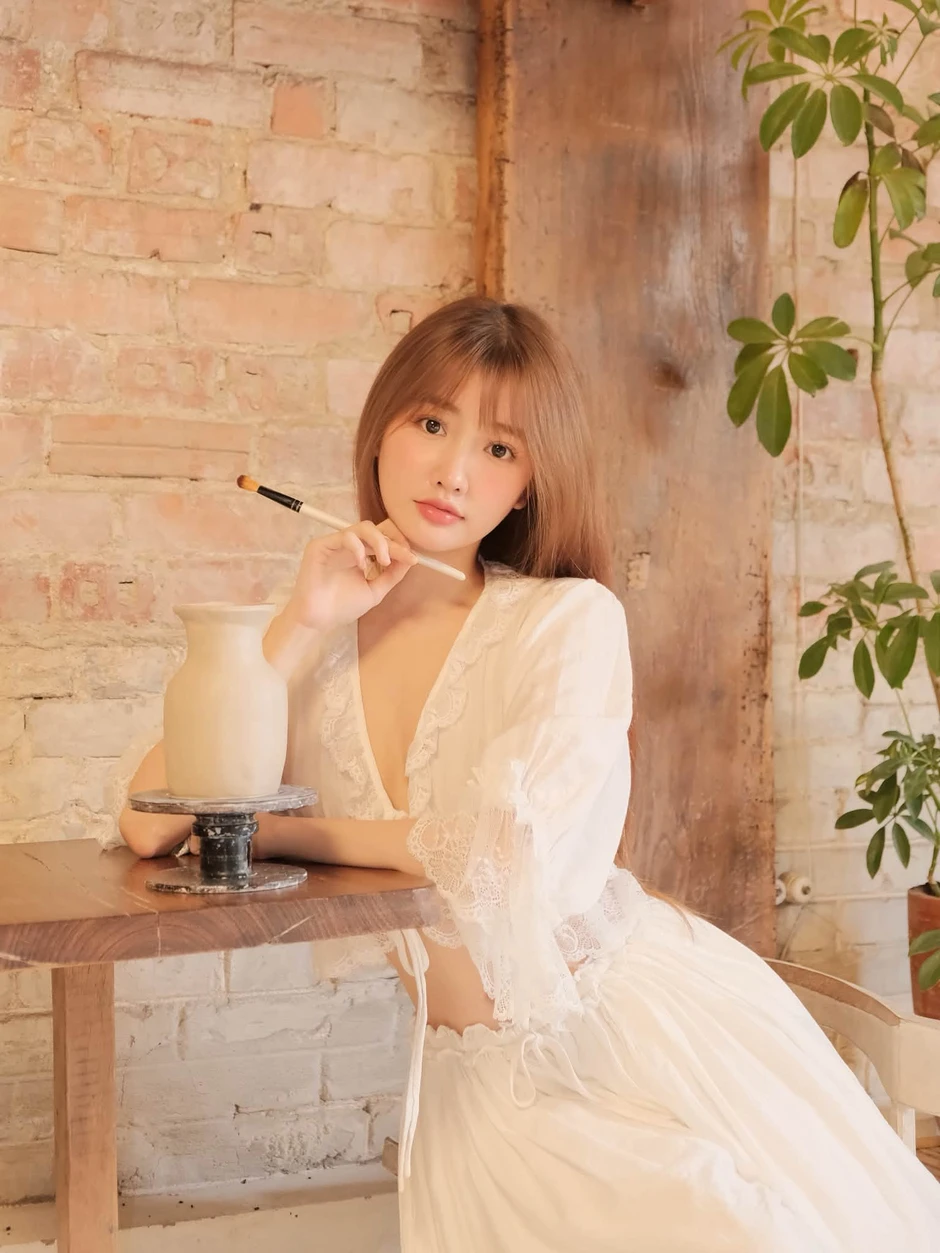 Đi làm gốm nhưng đẹp như thiên thần, cô nàng hot girl bỗng viral đầy bất ngờ Đi làm gốm nhưng đẹp như thiên thần, cô nàng hot girl bỗng viral đầy bất ngờ