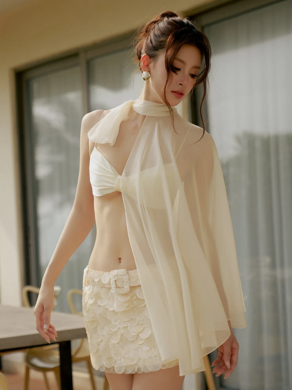 Diện áo hai dây tôn dáng tại Hội An, Hoa hậu Tiểu Vy nhận cơn mưa lời khen vì body quá mướt Diện áo hai dây tôn dáng tại Hội An, Hoa hậu Tiểu Vy nhận cơn mưa lời khen vì body quá mướt
