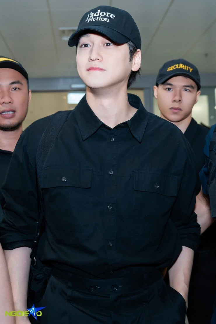 Diễn viên Vườn sao băng Kim Bum được fan vây kín ở sân bay Diễn viên Vườn sao băng Kim Bum được fan vây kín ở sân bay