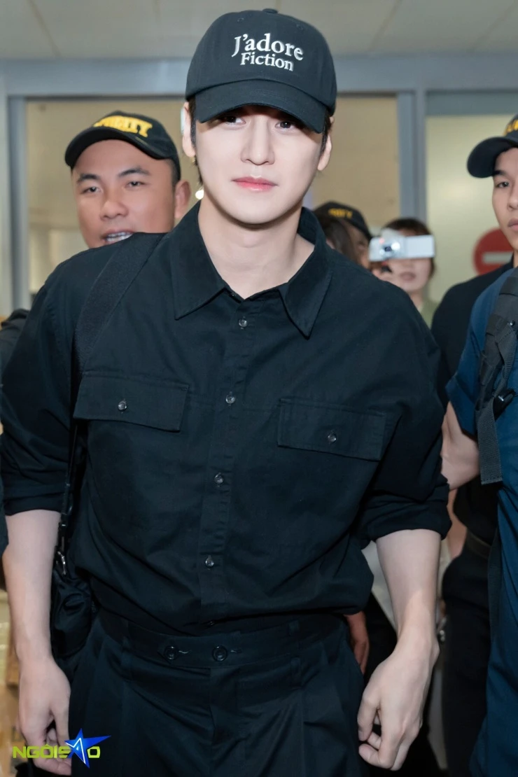 Diễn viên Vườn sao băng Kim Bum được fan vây kín ở sân bay Diễn viên Vườn sao băng Kim Bum được fan vây kín ở sân bay