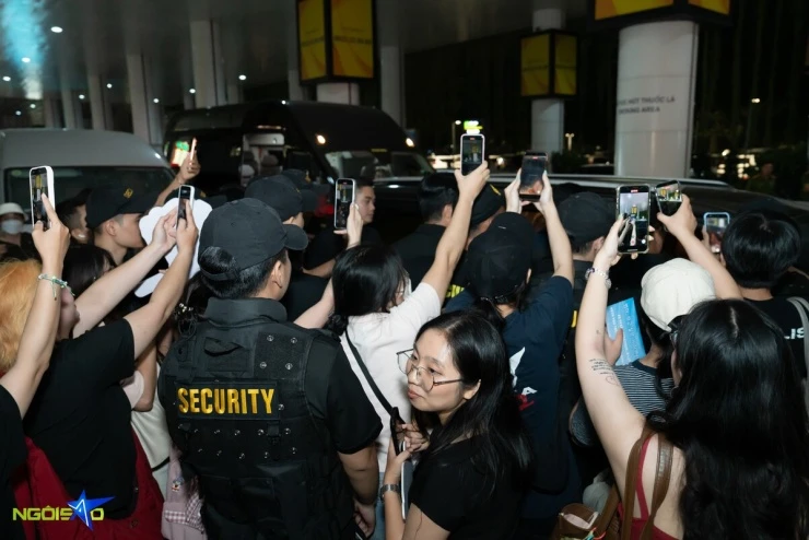 Diễn viên Vườn sao băng Kim Bum được fan vây kín ở sân bay Diễn viên Vườn sao băng Kim Bum được fan vây kín ở sân bay