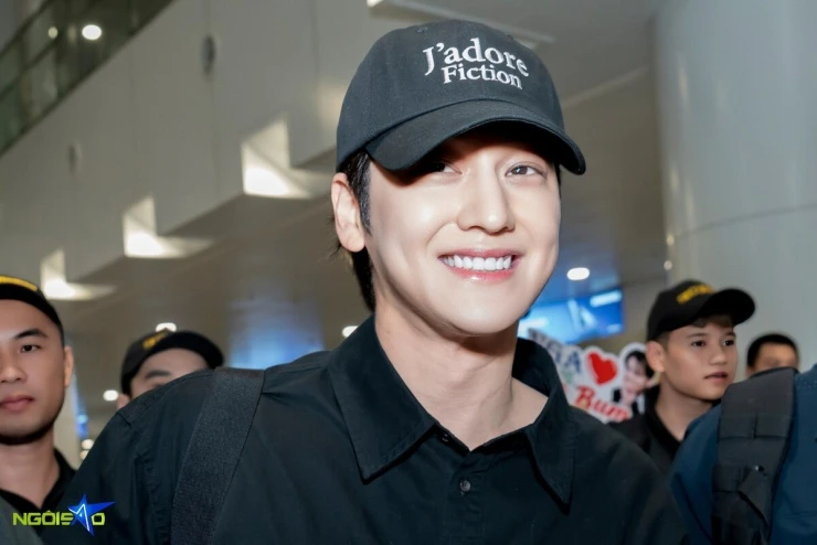Diễn viên Vườn sao băng Kim Bum được fan vây kín ở sân bay Diễn viên Vườn sao băng Kim Bum được fan vây kín ở sân bay