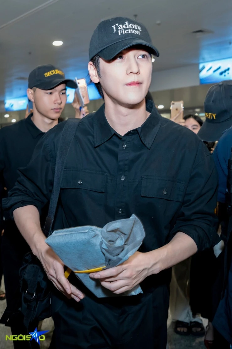 Diễn viên Vườn sao băng Kim Bum được fan vây kín ở sân bay Diễn viên Vườn sao băng Kim Bum được fan vây kín ở sân bay