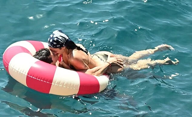Dua Lipa quấn quýt chồng trong tuần trăng mật Dua Lipa quấn quýt chồng trong tuần trăng mật