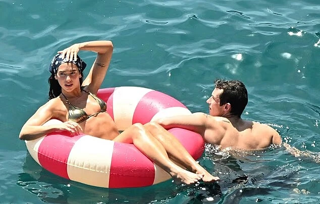 Dua Lipa quấn quýt chồng trong tuần trăng mật Dua Lipa quấn quýt chồng trong tuần trăng mật