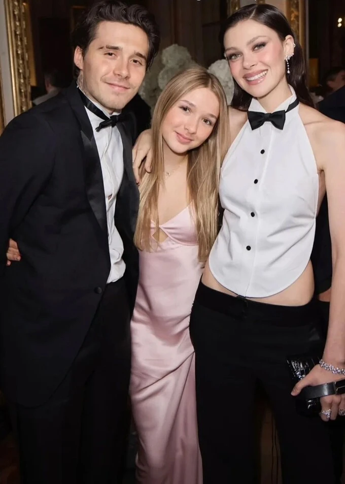 Harper Beckham buồn bã rời nhà anh trai Brooklyn Harper Beckham buồn bã rời nhà anh trai Brooklyn