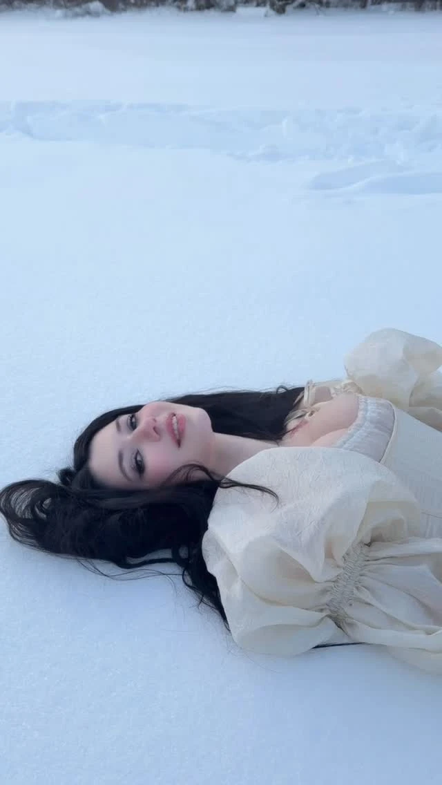 Hậu trường đằng sau khoảnh khắc "lung linh" tuyết trắng của các hot girl xinh đẹp khiến CĐM ngỡ ngàng