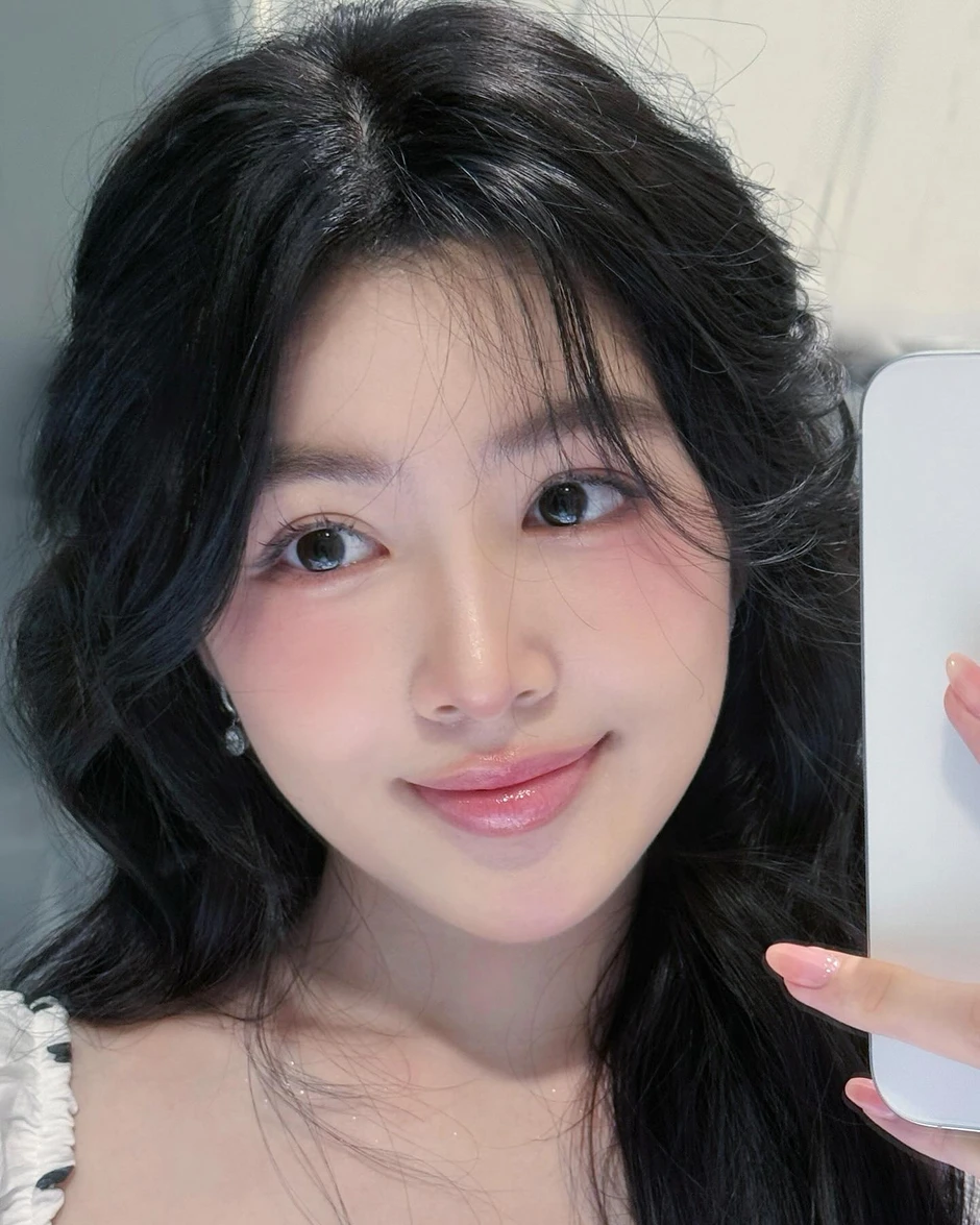 Hình ảnh mới nhất của Lọ Lem khiến dân tình hoài nghi một điểm Hình ảnh mới nhất của Lọ Lem khiến dân tình hoài nghi một điểm