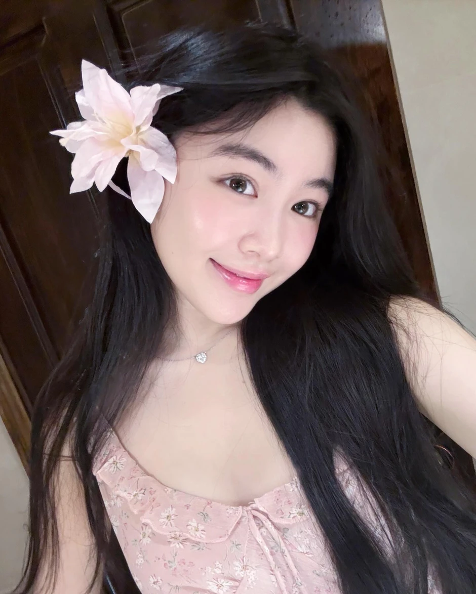Hình ảnh mới nhất của Lọ Lem khiến dân tình hoài nghi một điểm Hình ảnh mới nhất của Lọ Lem khiến dân tình hoài nghi một điểm