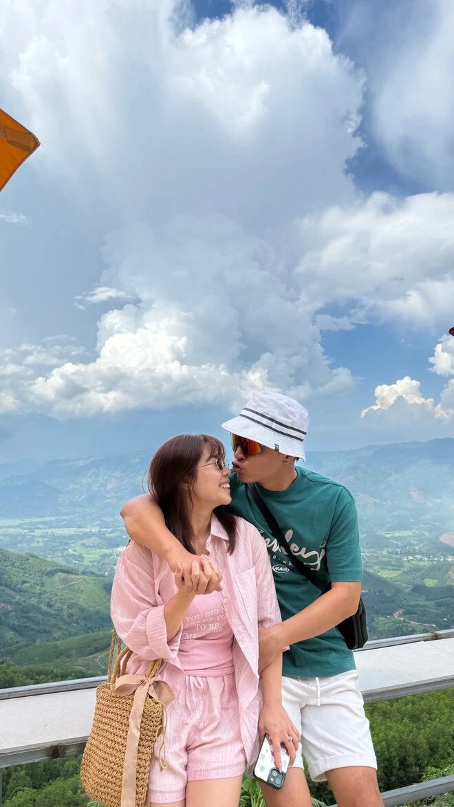 Hồng Đăng gây chú ý khi đưa vợ con du lịch xuyên Việt 21 ngày Hồng Đăng gây chú ý khi đưa vợ con du lịch xuyên Việt 21 ngày