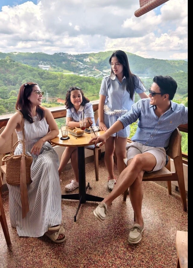 Hồng Đăng gây chú ý khi đưa vợ con du lịch xuyên Việt 21 ngày Hồng Đăng gây chú ý khi đưa vợ con du lịch xuyên Việt 21 ngày