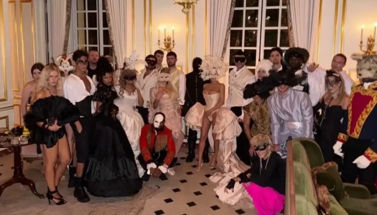 Kanye West tổ chức sinh nhật xa hoa cùng vợ ở cung điện