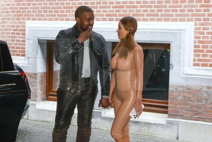 Kanye West tổ chức sinh nhật xa hoa cùng vợ ở cung điện