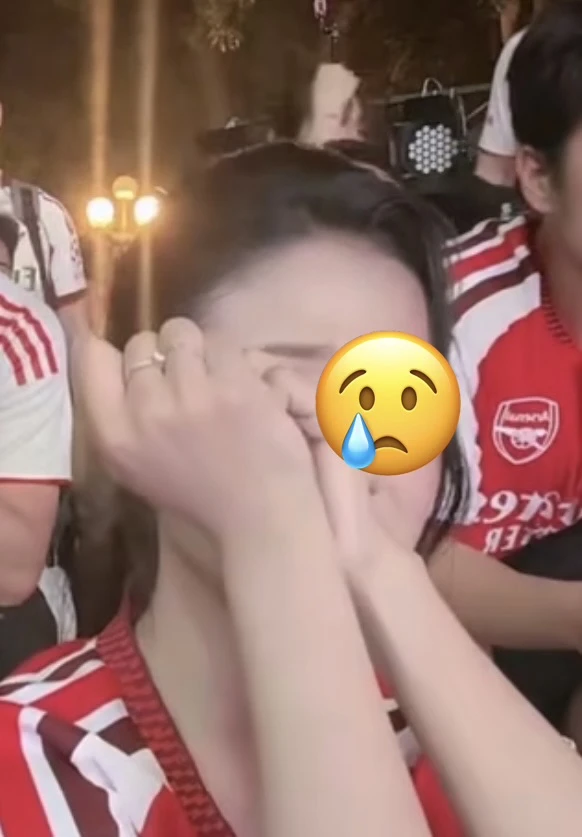 Khóc nghẹn vì đội bóng yêu thích, fan nữ Arsenal bất ngờ bị mỉa mai