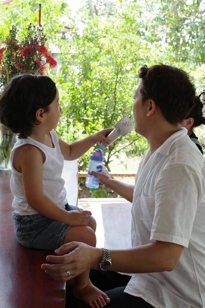 Khung cảnh đẹp như tranh của gia đình Trường Giang - Nhã Phương, nhưng em bé thứ 3 vẫn được giấu mặt Khung cảnh đẹp như tranh của gia đình Trường Giang - Nhã Phương, nhưng em bé thứ 3 vẫn được giấu mặt