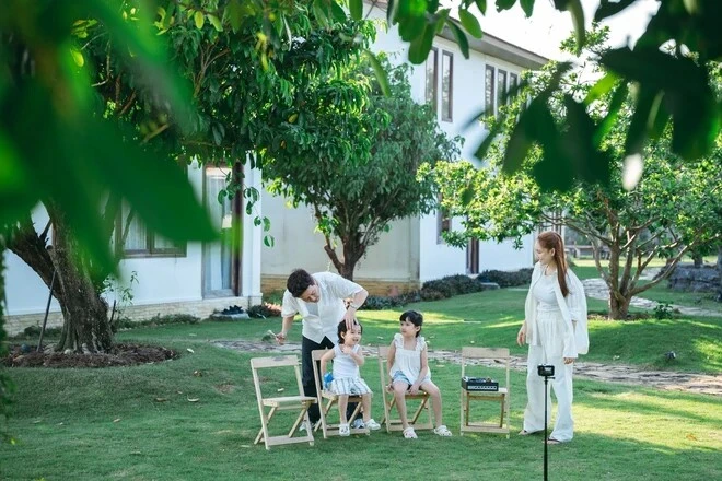 Khung cảnh đẹp như tranh của gia đình Trường Giang - Nhã Phương, nhưng em bé thứ 3 vẫn được giấu mặt Khung cảnh đẹp như tranh của gia đình Trường Giang - Nhã Phương, nhưng em bé thứ 3 vẫn được giấu mặt