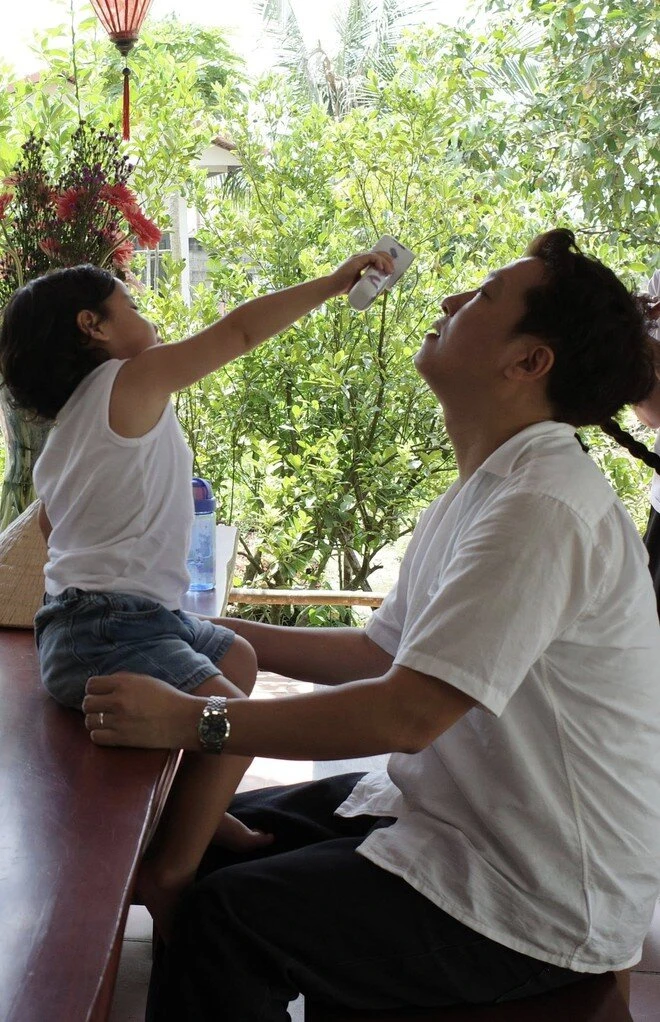 Khung cảnh đẹp như tranh của gia đình Trường Giang - Nhã Phương, nhưng em bé thứ 3 vẫn được giấu mặt Khung cảnh đẹp như tranh của gia đình Trường Giang - Nhã Phương, nhưng em bé thứ 3 vẫn được giấu mặt