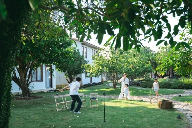 Khung cảnh đẹp như tranh của gia đình Trường Giang - Nhã Phương, nhưng em bé thứ 3 vẫn được giấu mặt Khung cảnh đẹp như tranh của gia đình Trường Giang - Nhã Phương, nhưng em bé thứ 3 vẫn được giấu mặt