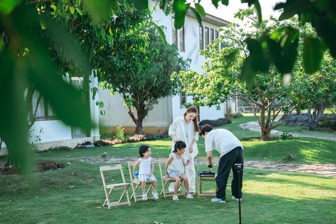 Khung cảnh đẹp như tranh của gia đình Trường Giang - Nhã Phương, nhưng em bé thứ 3 vẫn được giấu mặt Khung cảnh đẹp như tranh của gia đình Trường Giang - Nhã Phương, nhưng em bé thứ 3 vẫn được giấu mặt