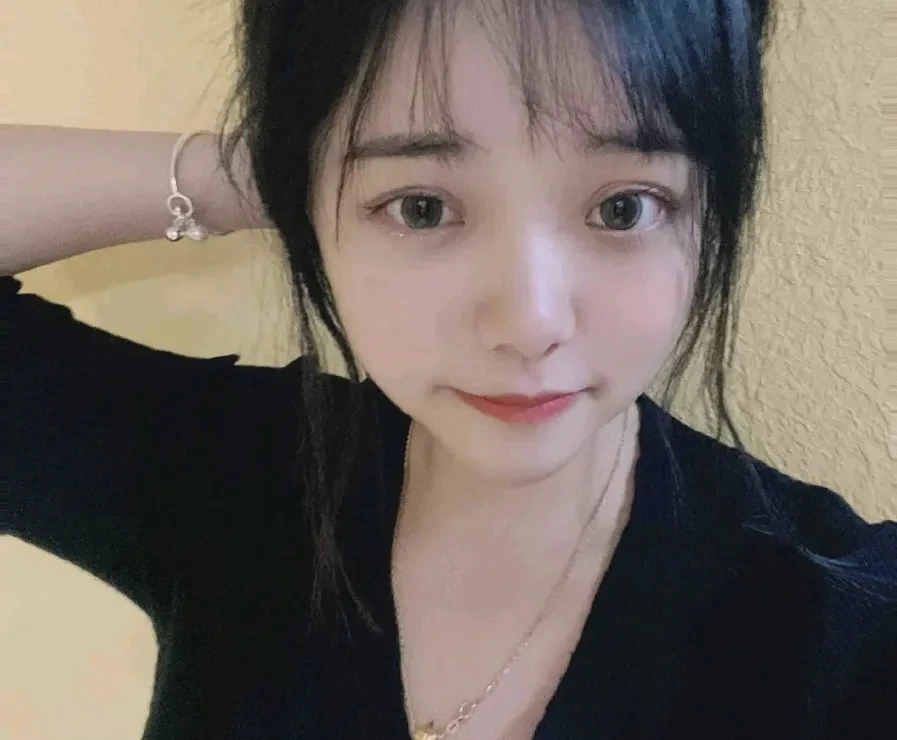 Lần đầu lộ diện, nữ streamer gây thất vọng bởi ngoại hình, bị cho là lừa dối khán giả Lần đầu lộ diện, nữ streamer gây thất vọng bởi ngoại hình, bị cho là lừa dối khán giả