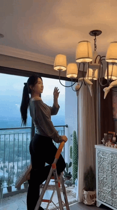 Lê Bống: 1 mình sống 10 cuộc đời
