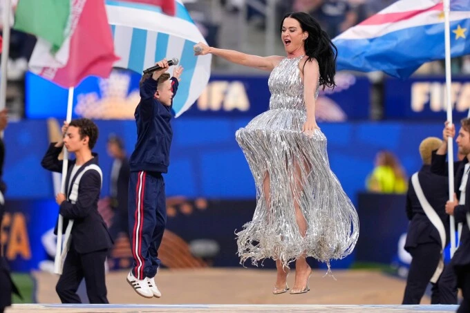 Lisa và dàn nghệ sĩ khuấy động lễ khai mạc World Cup tại Mỹ Lisa và dàn nghệ sĩ khuấy động lễ khai mạc World Cup tại Mỹ