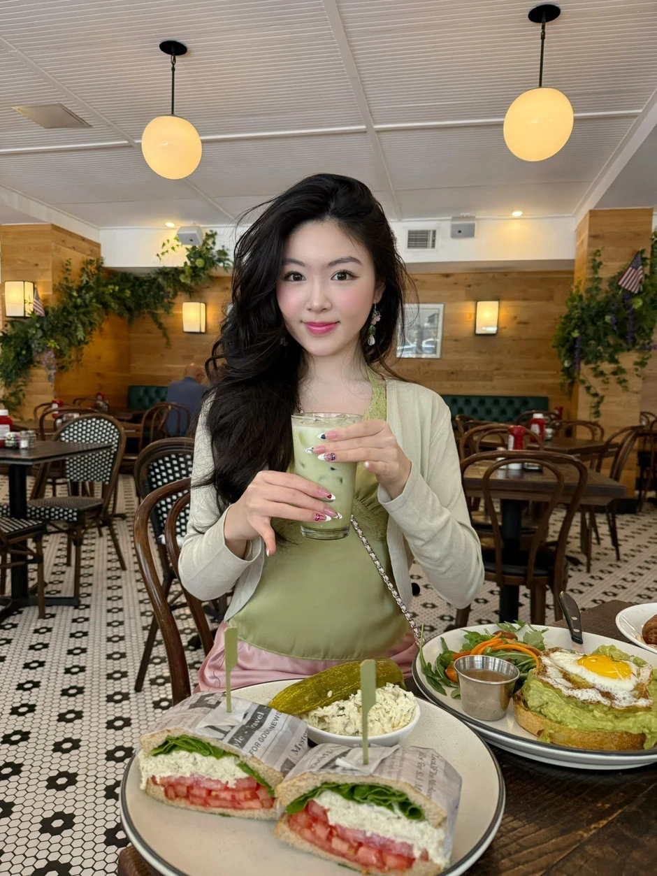 Lọ Lem khoe sắc giữa trời Tây, CĐM ngắm nhìn mà mê mẩn, đua nhau "xin vía"