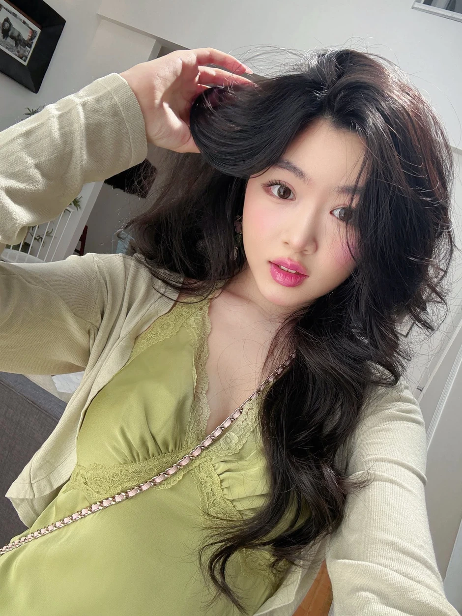 Lọ Lem khoe sắc giữa trời Tây, CĐM ngắm nhìn mà mê mẩn, đua nhau "xin vía"