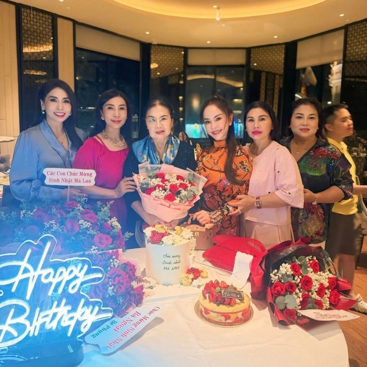 Lý Hùng, Lý Hương mừng sinh nhật mẹ
