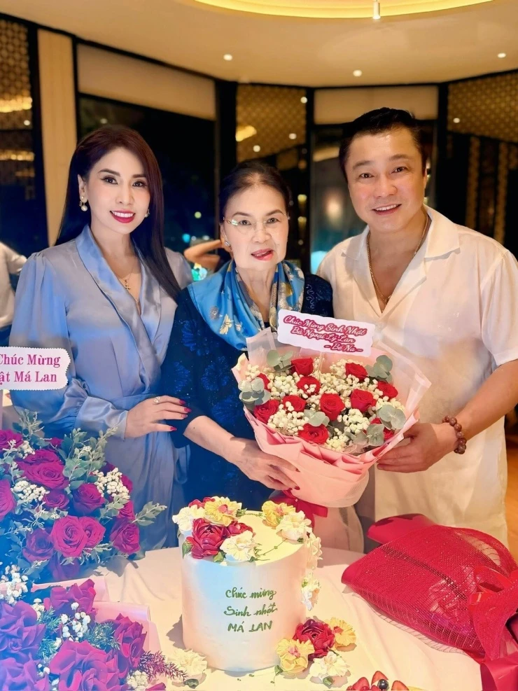 Lý Hùng, Lý Hương mừng sinh nhật mẹ