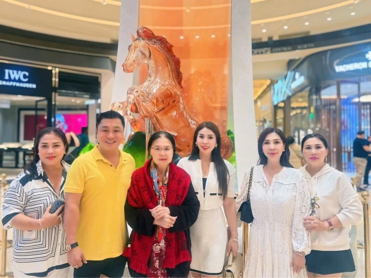 Lý Hùng, Lý Hương mừng sinh nhật mẹ