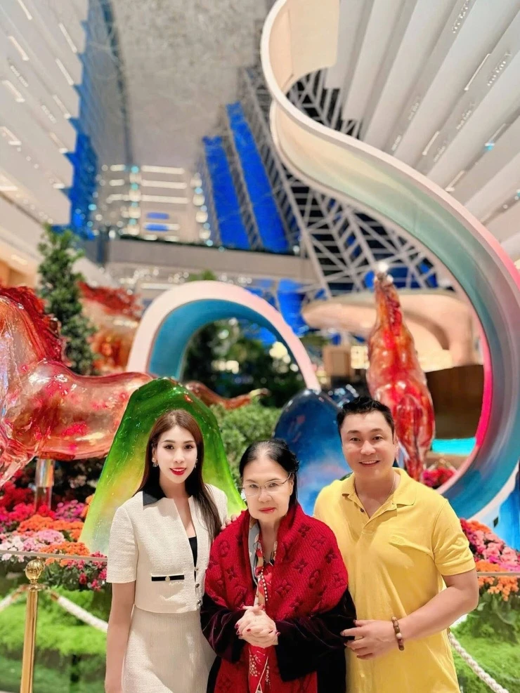 Lý Hùng, Lý Hương mừng sinh nhật mẹ