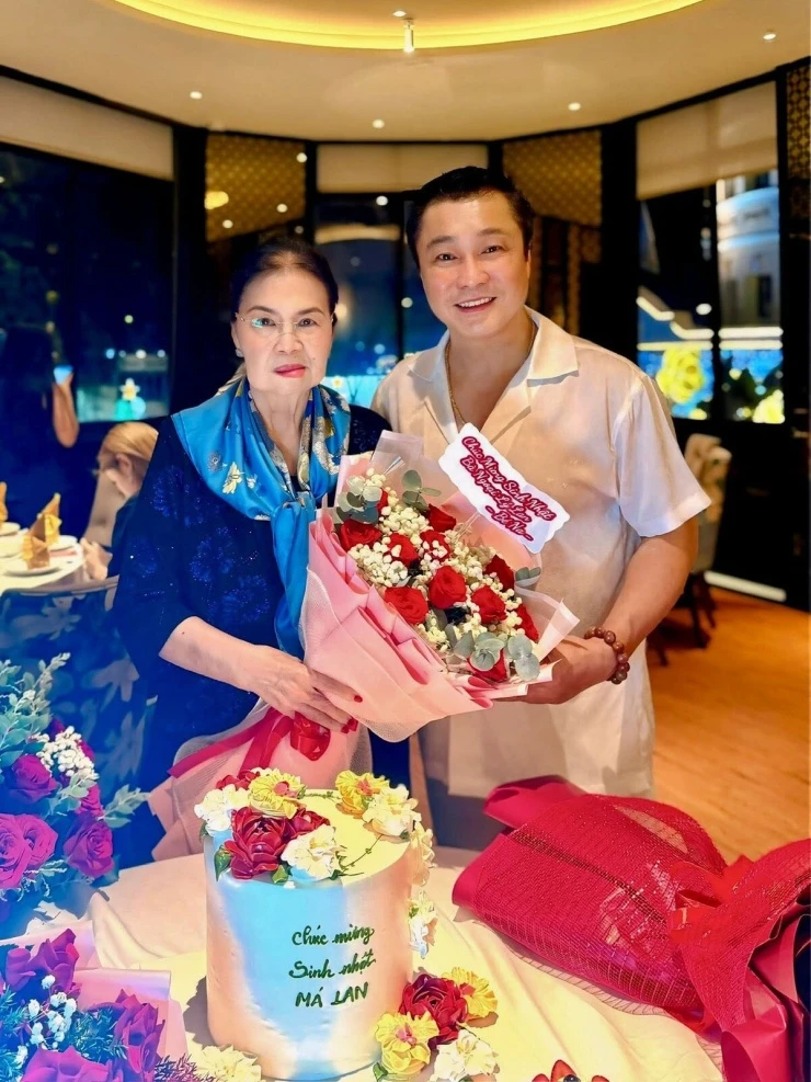 Lý Hùng, Lý Hương mừng sinh nhật mẹ