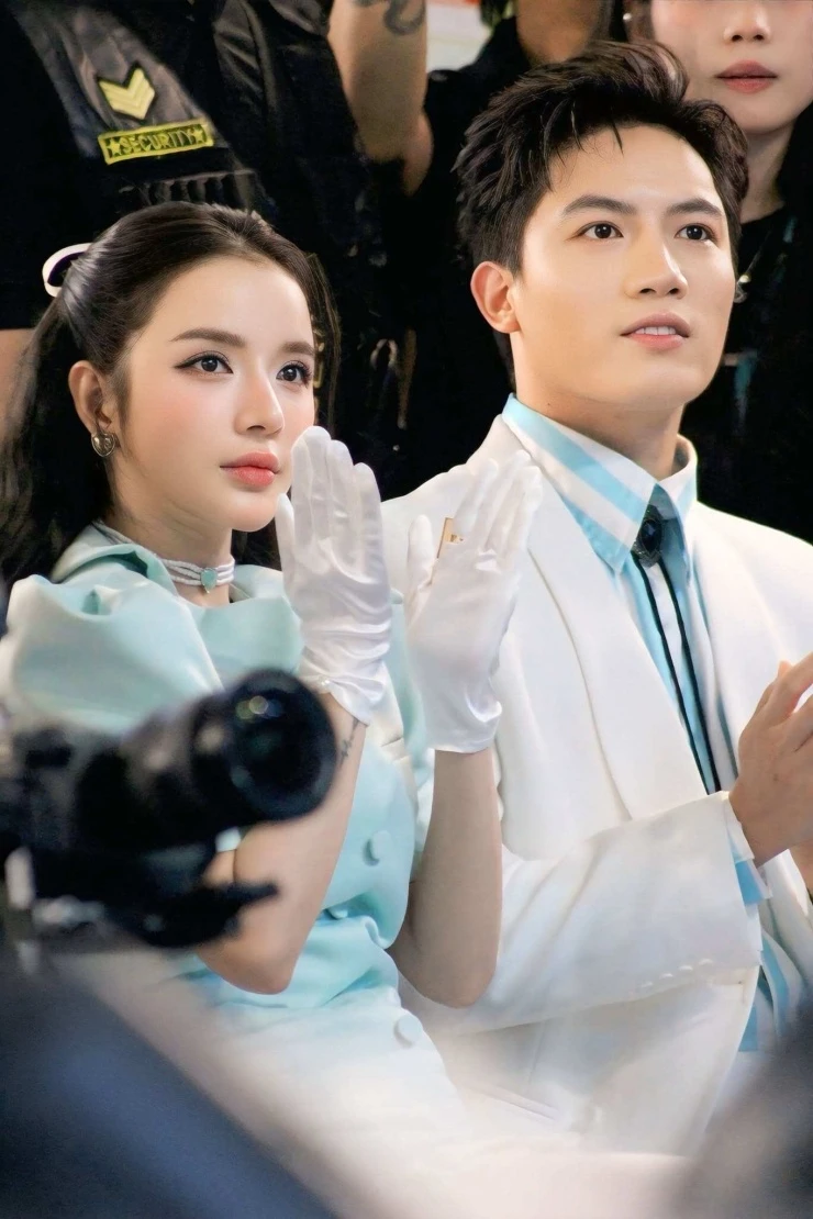 LyLy “Thỏ ơi” nhận nhiều “gạch đá” từ dân mạng vì dồn bạn diễn vào thế bí, đặt câu hỏi kém duyên LyLy “Thỏ ơi” nhận nhiều “gạch đá” từ dân mạng vì dồn bạn diễn vào thế bí, đặt câu hỏi kém duyên