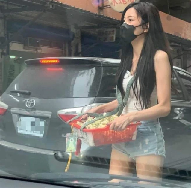 Mặc quần short bán hoa dạo, cô nàng đeo khẩu trang vẫn xinh như hot girl, dân mạng đổ xô tìm info rồi ngã ngửa trước nhan sắc Mặc quần short bán hoa dạo, cô nàng đeo khẩu trang vẫn xinh như hot girl, dân mạng đổ xô tìm info rồi ngã ngửa trước nhan sắc